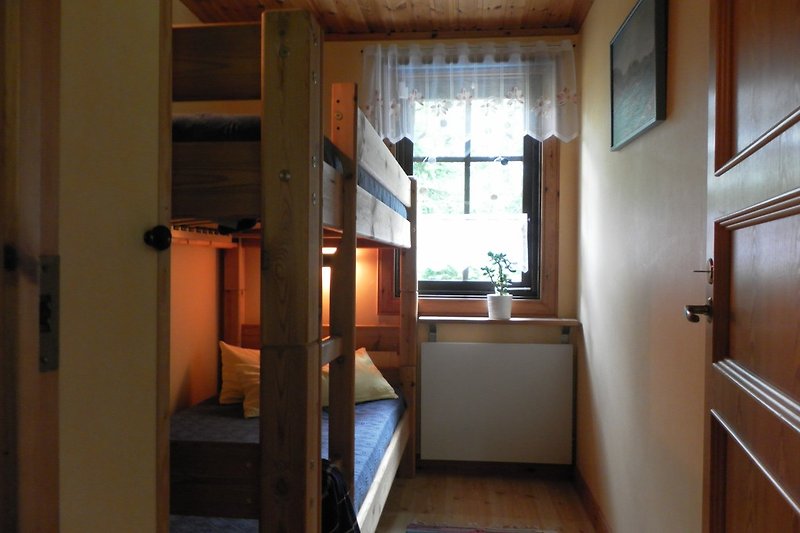 kleines Schlafzimmer mit Einbauschrank