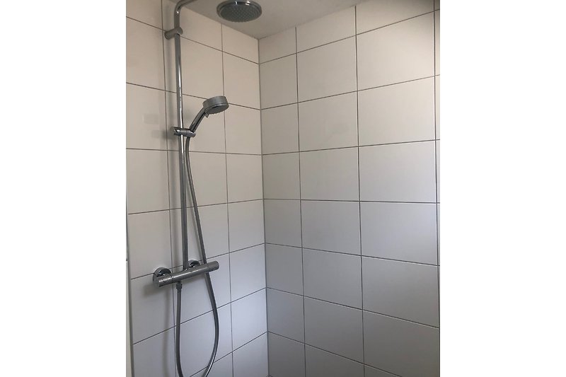 Geräumige Dusche