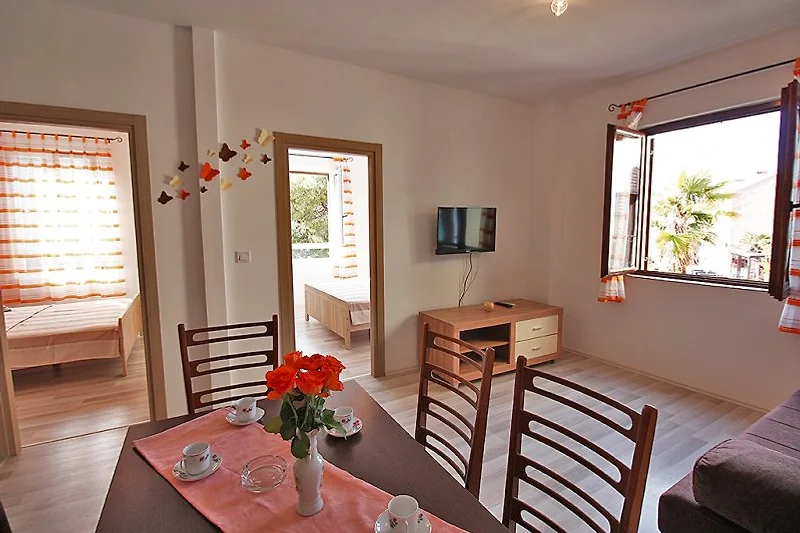 Geräumiges Wohnzimmer mit Essbereich