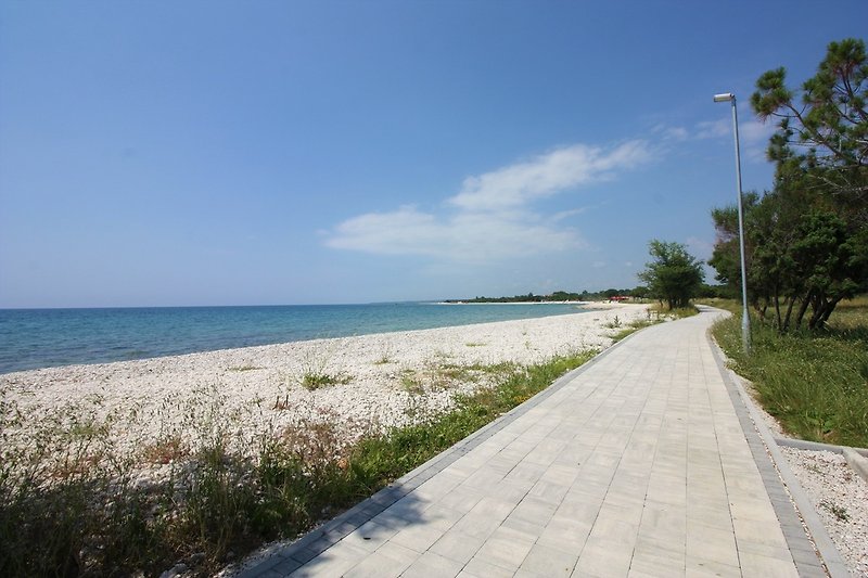 Lange Promenade in der Nähe des Strandes