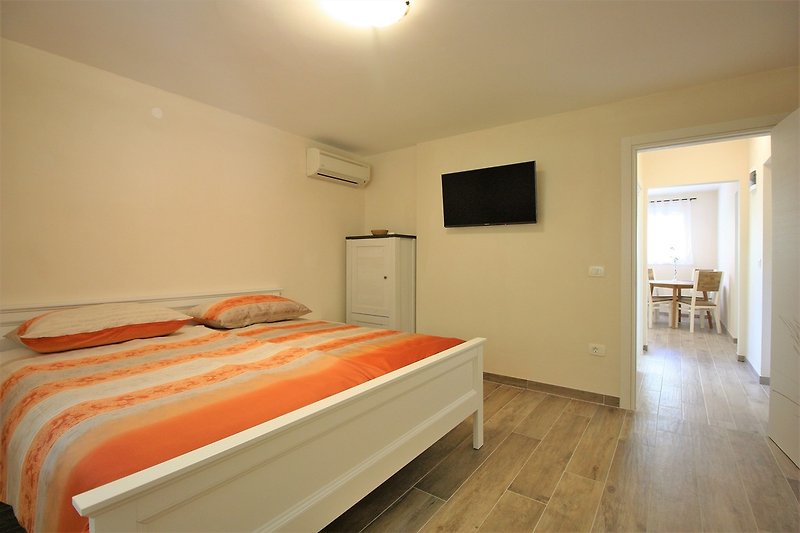 Schlafzimmer mit Doppelbett mit Sat-TV