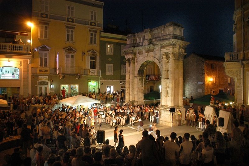 Festivaloptreden in de buurt van de Gouden Deur in Pula