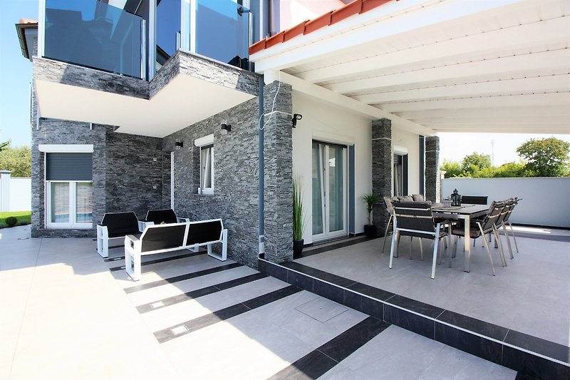 Überdachte Terrasse, ideal zum Genießen mit Familie oder Freunden an einem schönen sonnigen Tag