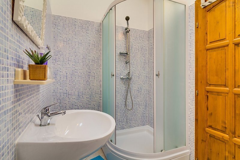 Badezimmer mit Dusche