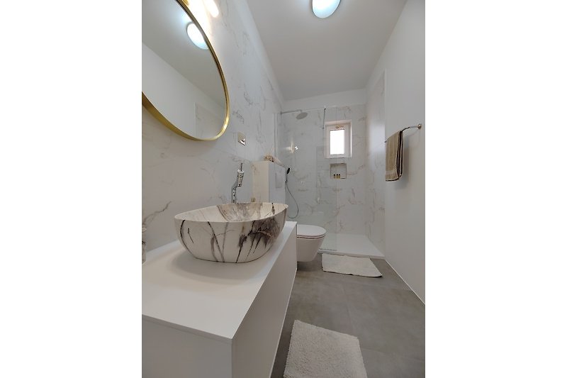 Ein stilvolles Badezimmer N.3 mit Holzboden und modernen Armaturen.