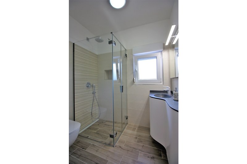 Elegantes modernes Badezimmer mit Dusche