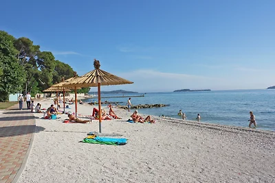 Appartamento N.1 (3 + 2) 150 m vom Kiesstrand