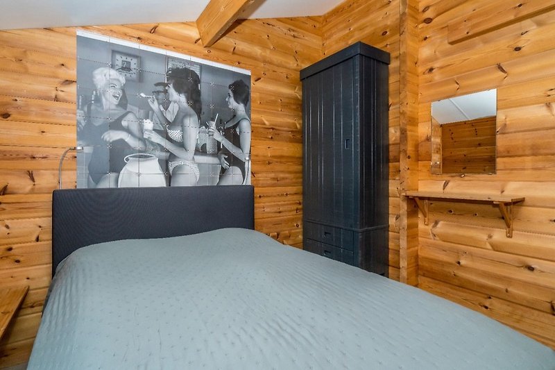 Schlafzimmer 2 mit Doppelbett (140x200) und Schrank