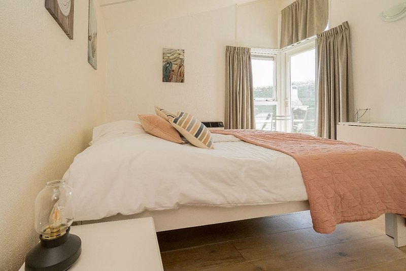 Schlafzimmer 1 mit Doppelbett und Kleiderschrank