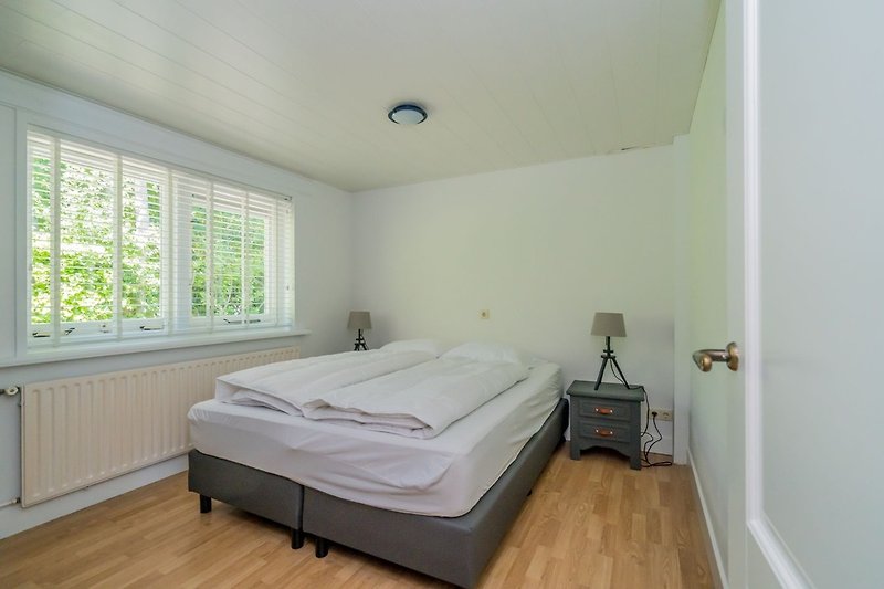 Schlafzimmer 1 mit Doppelbett (Boxspring 160x200)