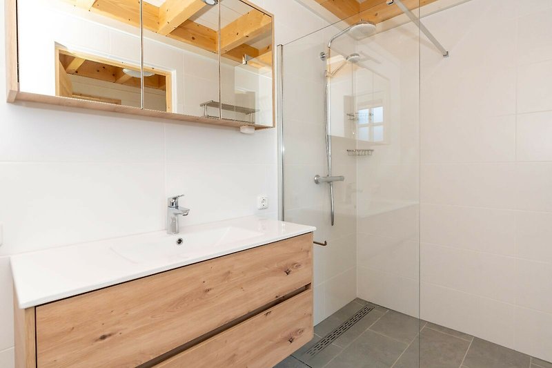 Modernes Badezimmer mit Dusche, Waschbecken und Toilette