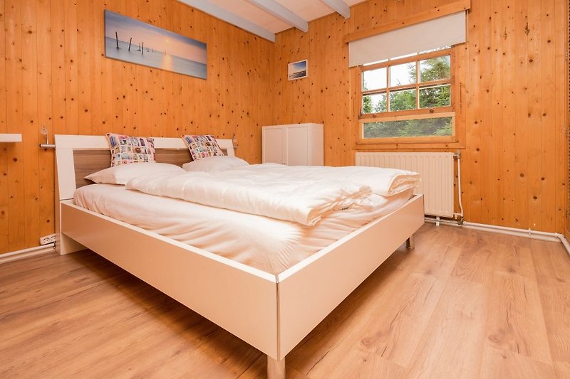 Schlafzimmer 1 mit Doppelbett (160x200)