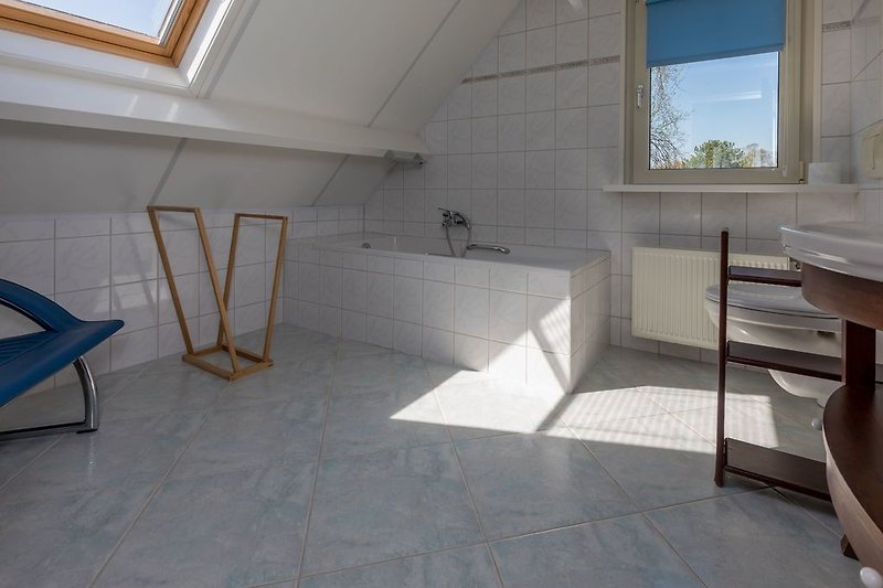 1. Etage: Badewanne, Waschbecken und Toilette