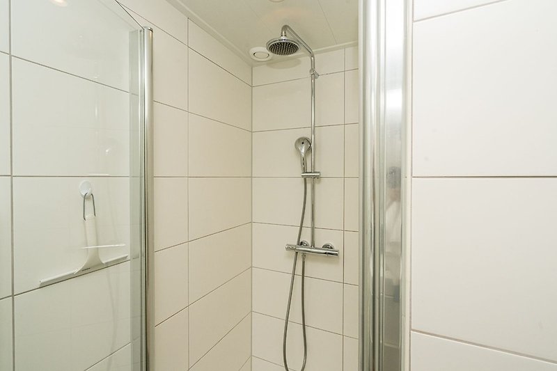 Modernes Badezimmer mit Dusche und Doppelwaschbecken