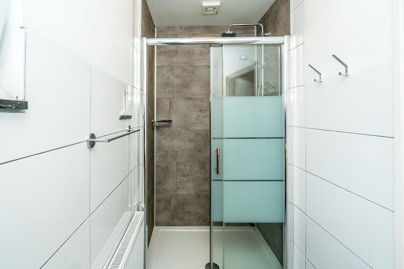 Łazienka z prysznicem z deszczownicą i umywalką
