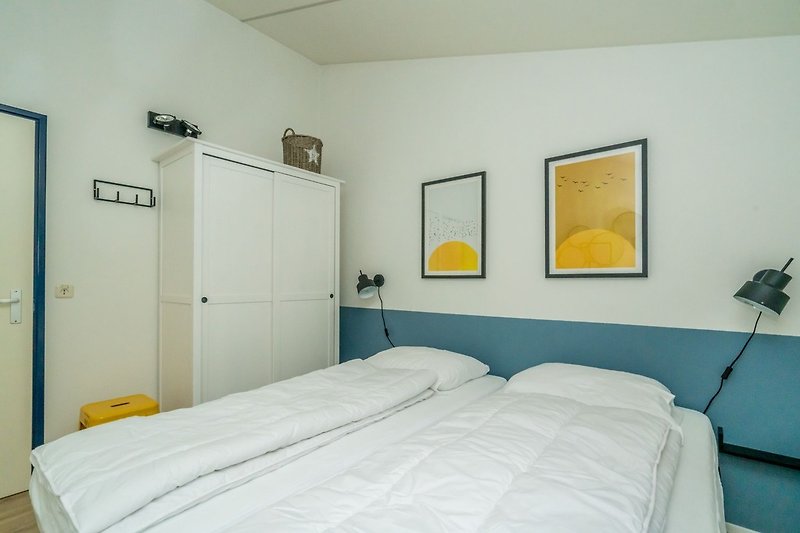Schlafzimmer 2 mit 2 Luxus Boxspringbetten und Kleiderschrank