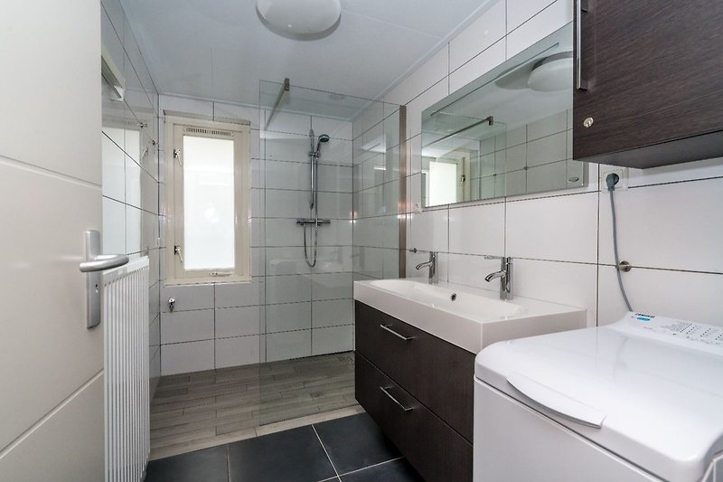das moderne Badezimmer mit Dusche und Doppelwaschbecken