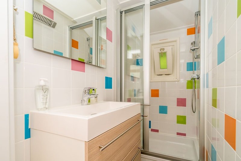 Moderne badkamer met douche en badkamermeubel