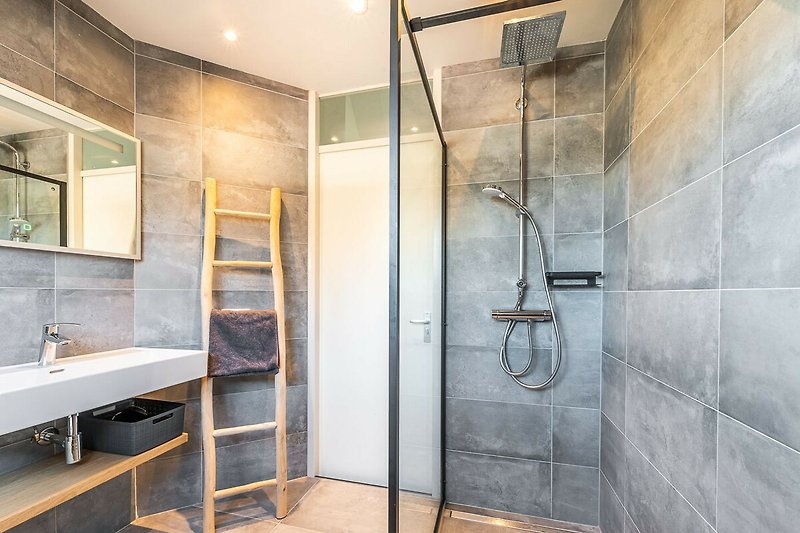 Das neue, moderne Badezimmer mit Regendusche.