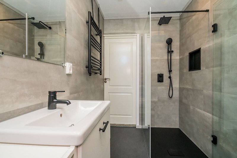 Neues Badezimmer mit Regendusche und Doppelwaschbecken