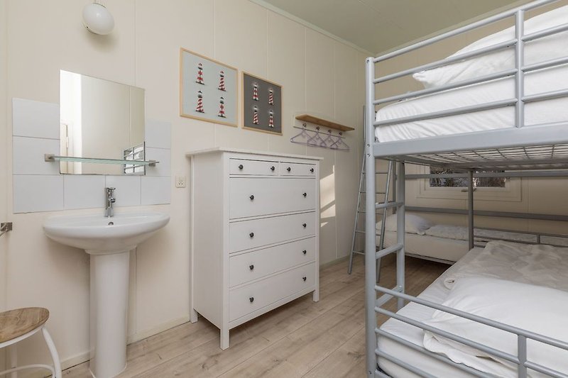 Schlafzimmer 2 mit 2 Etagenbetten und Waschbecken
