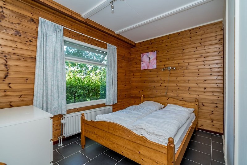 Schlafzimmer 2 mit Doppelbett und Kleiderschrank