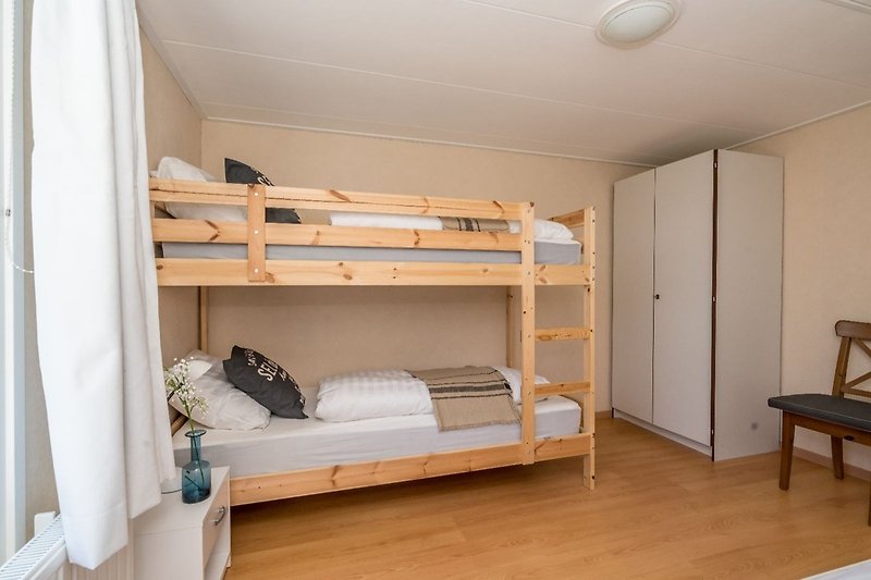 Slaapkamer 2 met eenpersoonsbed en stapelbed
