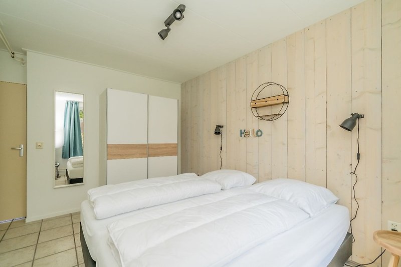 Slaapkamer 2 met 2 boxspringbedden en kledingkast