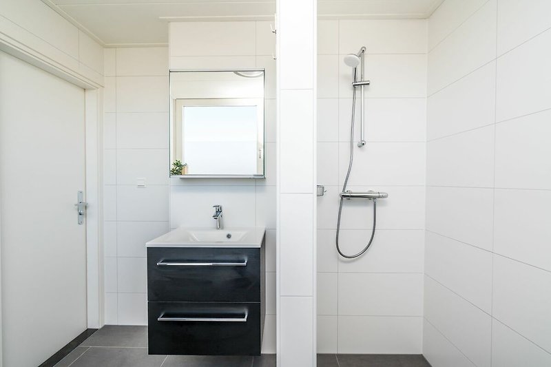 Badezimmer 2 mit Dusche, Waschbecken und Toilette