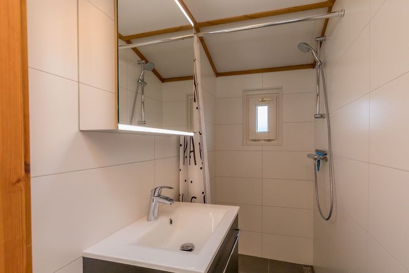 Das renovierte Badezimmer (2018) mit Dusche und Badmöbel