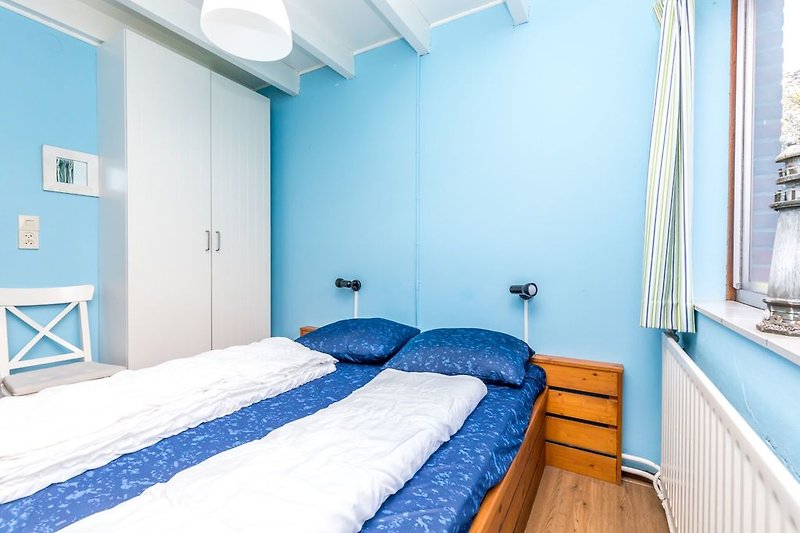 Schlafzimmer 1 mit Doppelbett und Kleiderschrank
