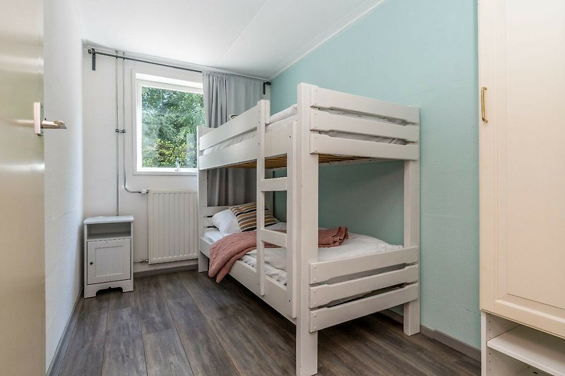 Schlafzimmer 2 mit Etagenbett und Kleiderschrank.