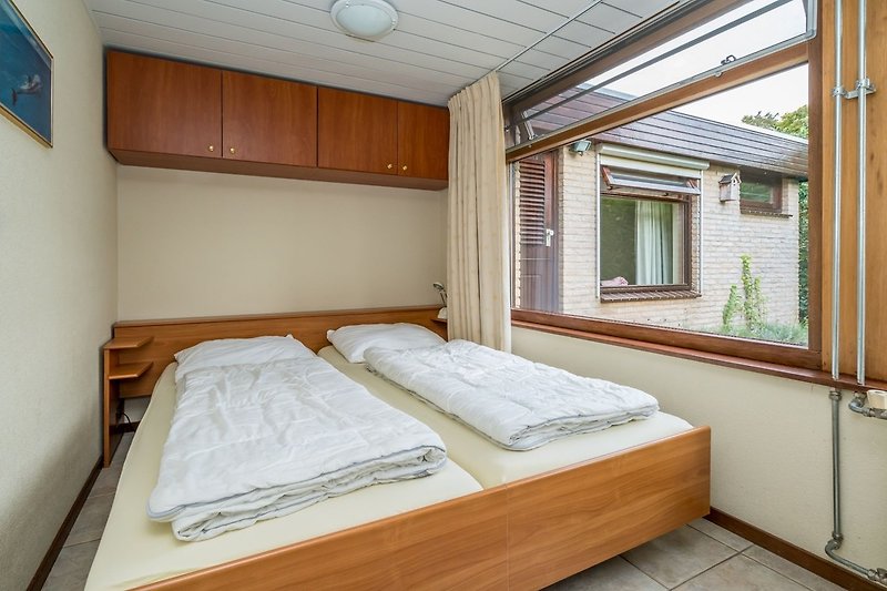 Schlafzimmer 2 mit Doppelbett und Etagenbett
