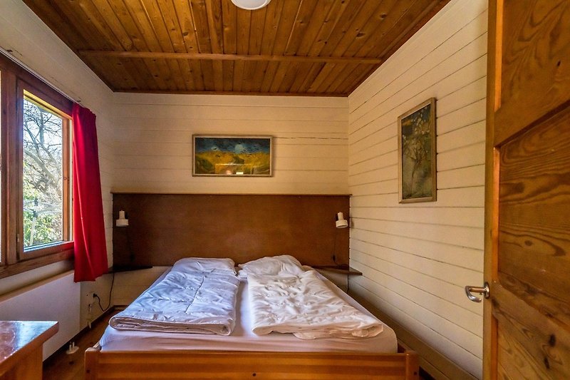 Slaapkamer 1 met tweepersoonsbed en ladekast
