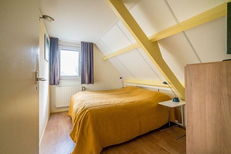 Schlafzimmer 1 mit Doppelbett und Kommode
