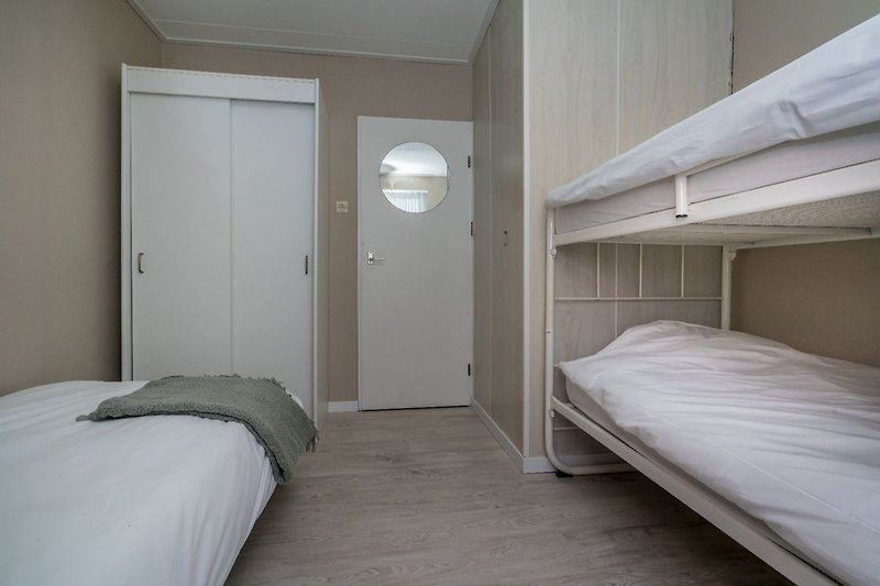 Schlafzimmer 2 mit Einzelbett und Etagenbett