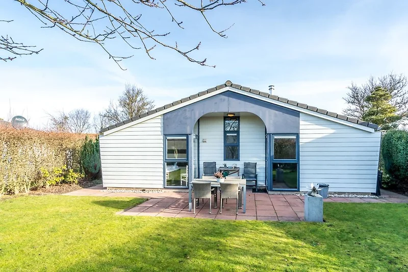 De vrijstaande bungalow met zonnige tuin (winterfoto)
