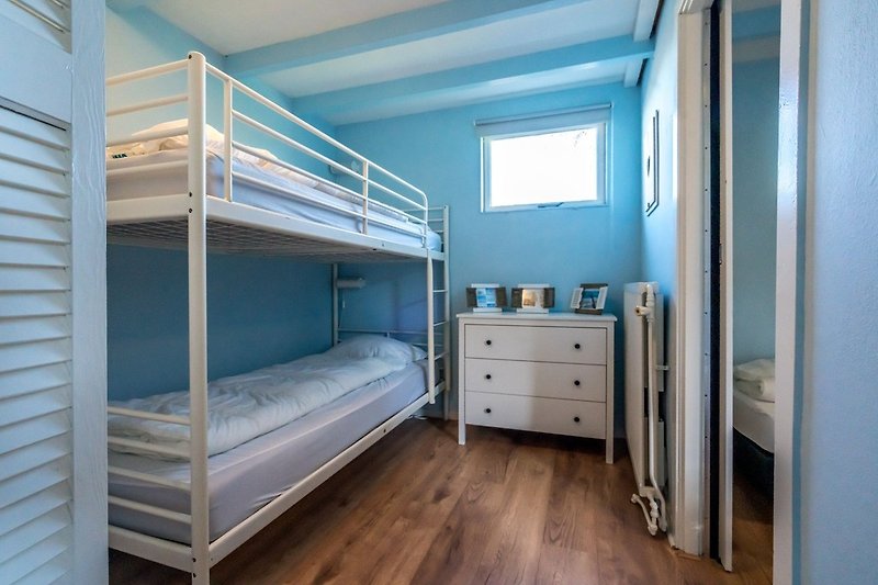 Sypialnia 3 w apartamencie dla gości z łóżkiem piętrowym
