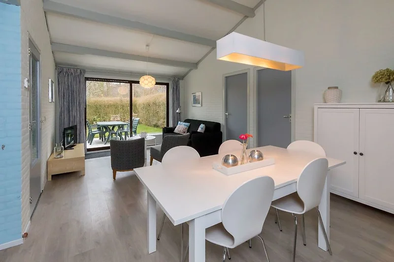 De comfortabel ingerichte woonkamer