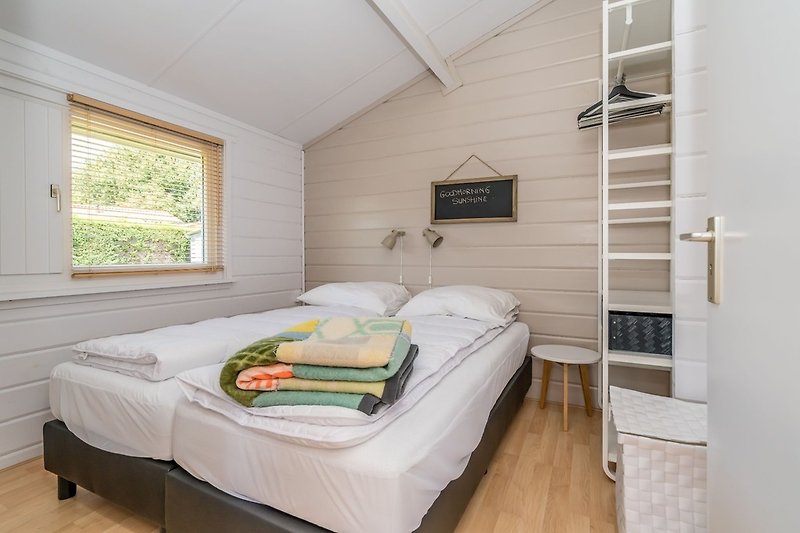 Dormitorio 2 con 2 camas individuales tipo box spring.