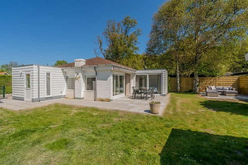 Vrijstaande bungalow met zonnige tuin (winterfoto)
