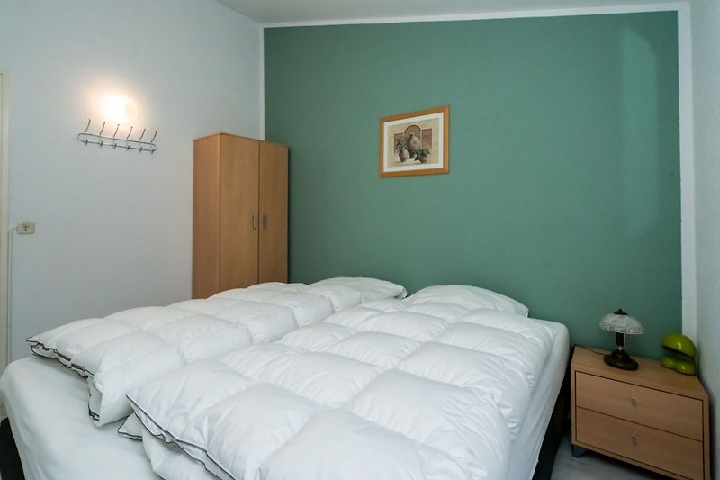 Sypialnia 2 z 2 pojedynczymi łóżkami typu boxspring (90x200) i szafą na ubrania.