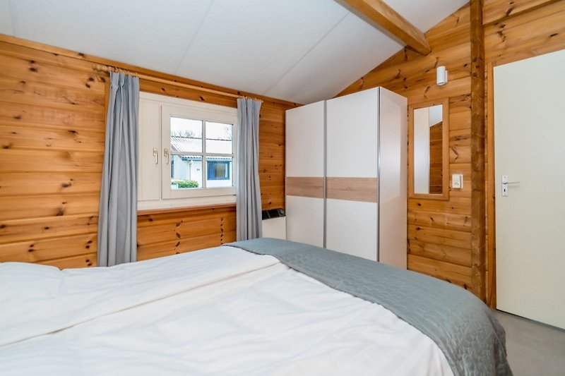 Schlafzimmer 1 mit Doppelbett (160x200) und Schrank