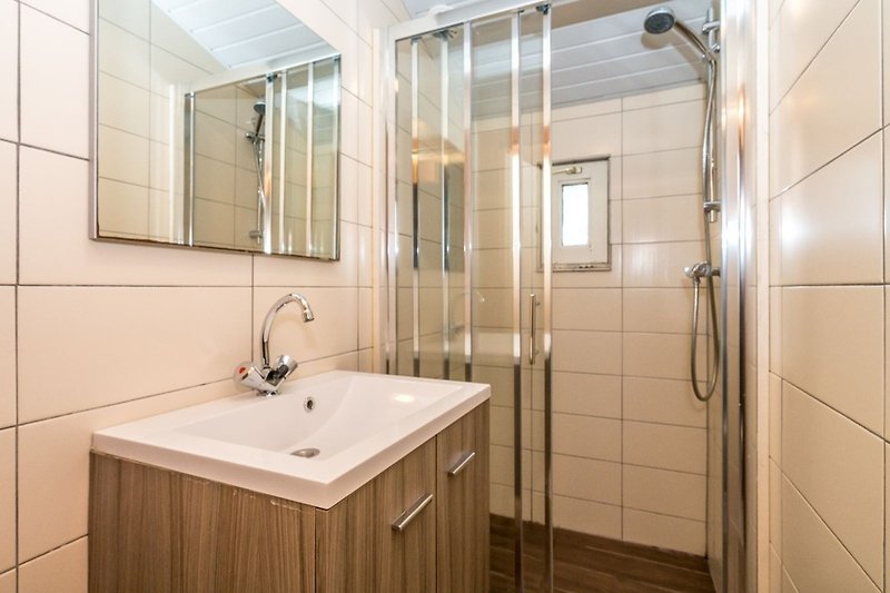 Modernes Badezimmer mit Dusche  und Badmöbel