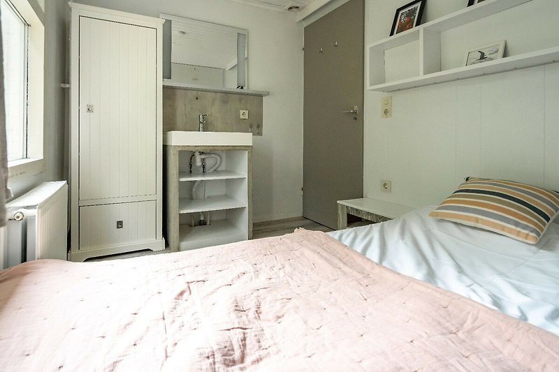 Schlafzimmer 1 mit Doppelbett und Waschbecken
