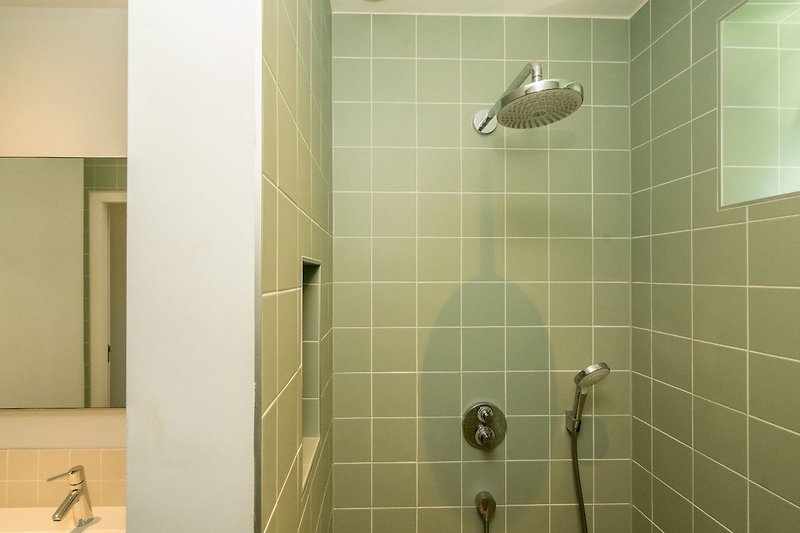 Badezimmer mit Regendusche und Doppelwaschbecken