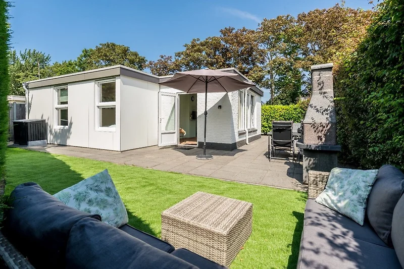 Het nieuw ingerichte huis met een omheinde tuin