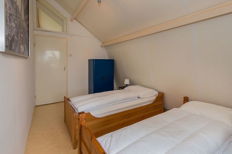 Slaapkamer 3 met 2 eenpersoonsbedden en kledingkast
