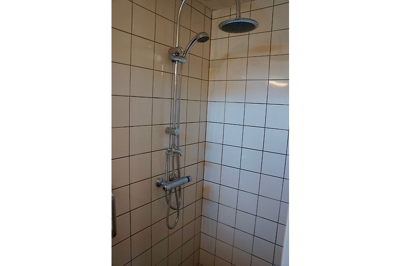 Badezimmer 1 mit Dusche und Waschbecken