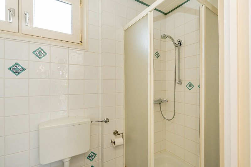Badezimmer 2 mit Dusche, Toilette und Wasbecken
